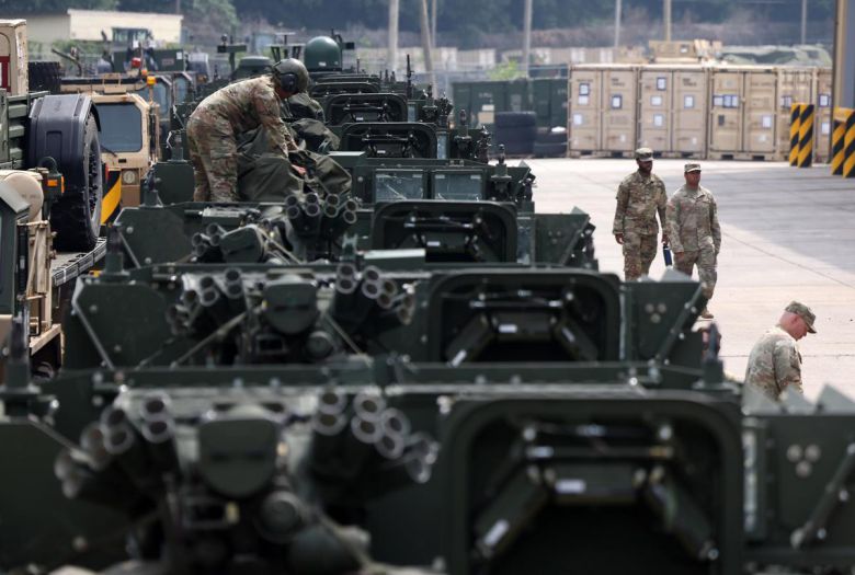 13일 오전 경기 동두천시 캠프케이시에서 새로운 부대와 교대해 본국으로 귀환하는 주한미군 제2보병사단 제1스트라이커여단 장병들이 스트라이커 장갑차를 수송 전 최종점검하고 있다. 2025.06.13.뉴시스