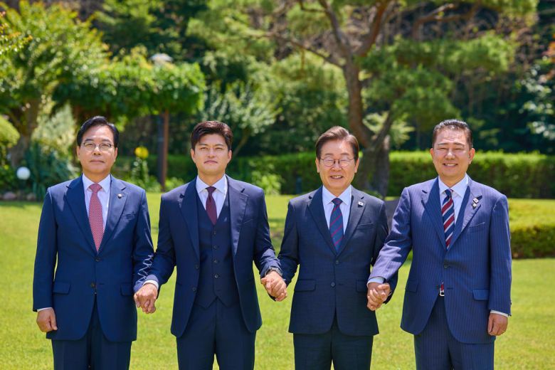 이재명 대통령이 22일 서울 한남동 관저에서 여야 지도부와 오찬에 앞서 기념촬영하고 있다. 왼쪽부터 국민의힘 송언석 원내대표, 김용태 비상대책위원장, 이 대통령, 김병기 더불어민주당 당대표 직무대행 겸 원내대표. 대통령실 제공 2025.06.22