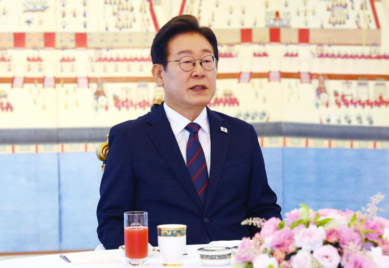 이재명 대통령이 22일 서울 한남동 관저에서 열린 여야 지도부 오찬 회동에서 모두발언을 하고 있다. 대통령실사진기자단 2025.6.22.