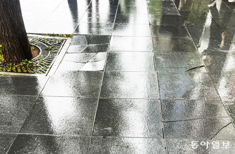 이달 20일 서울 영등포구 여의동 여의도역 4번 출구 인근의 보도블록이 여기저기 갈라지거나 깨져 있다. 여의동은 동아일보 히어로콘텐츠팀이 만든 서울시 싱크홀 안전지도에서 안전도가 가장 낮은 5등급으로 나타났다. 이 지점은 지하철 굴착 공사 현장과 불과 20m 떨어져 있었다. 히어로콘텐츠팀