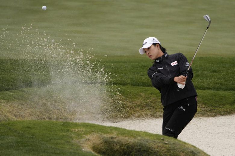 2014년 한국여자프로골프(KLPGA)투어에서 신인왕을 차지한 뒤 이듬해 미국여자프로골프(LPGA)투어에 진출했던 백규정은 윤이나의 부진의 원인으로 그린 적중률을 꼽았다. 국내와 달리 미국 무대는 그린 주변에 함정이 많고 어려워 그린에 적중하지 못하면 많은 타수를 잃을 수 있다는 것이다. 사진은 4월 열린 LPGA투어 T-모바일 매치플레이에서 벙커샷을 하는 윤이나. 라스베가스=AP 뉴시스