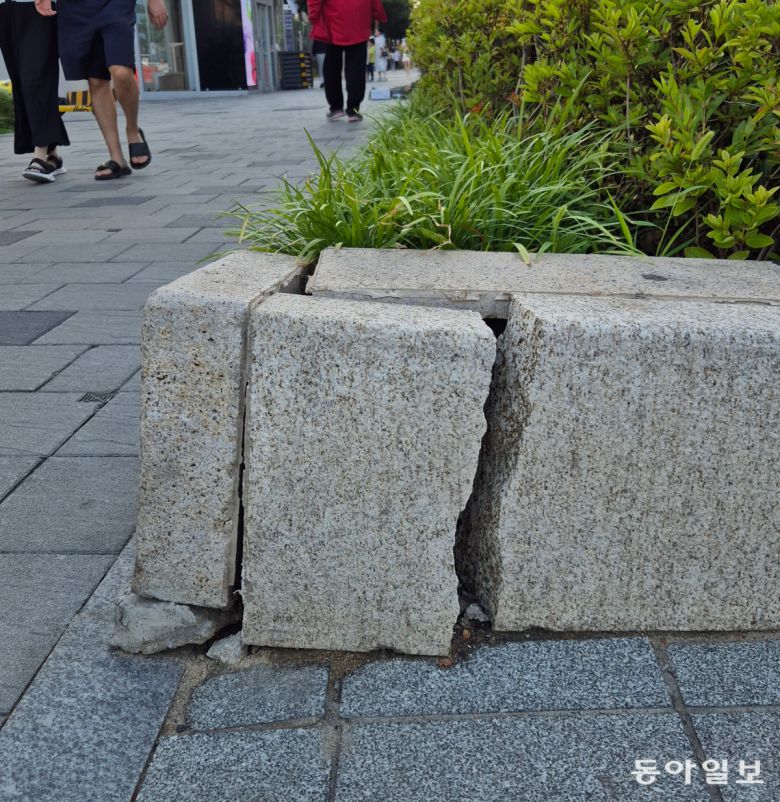 이달 22일 서울 강남구 삼성동 삼성역 5번 출구 근처에 경계석이 깨져있다. 영동대로 복합환승센터 공사장과 인접한 이곳은 보도블럭이 깨지거나 계단이 침하된 모습을 쉽게 볼 수 있다. 히어로콘텐츠팀