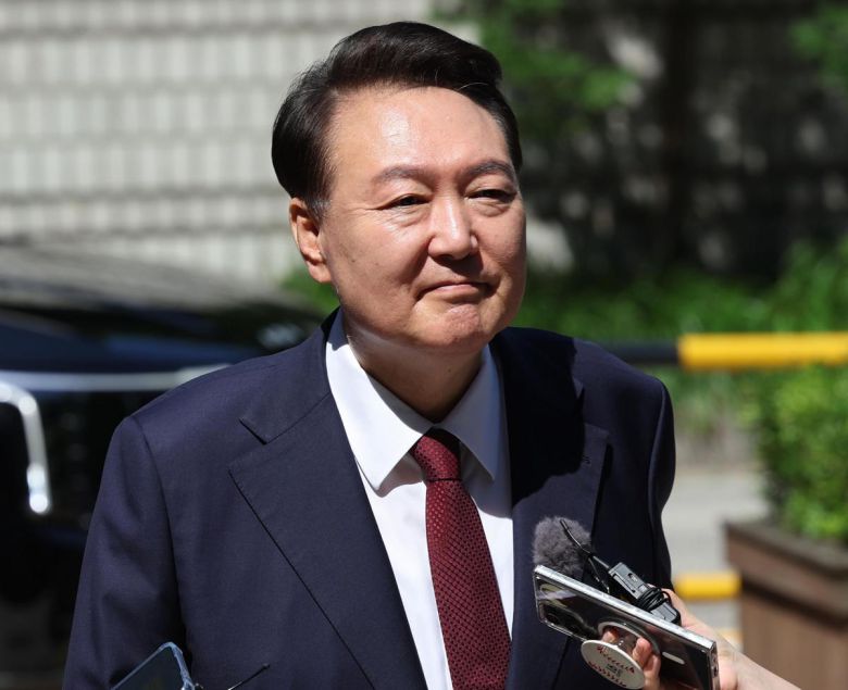 윤석열 전 대통령이 23일 오전 서울 서초구 서울중앙지법에서 열린 내란 우두머리(수괴) 등 혐의 8차 공판에 출석하고 있다. 사진공동취재단
