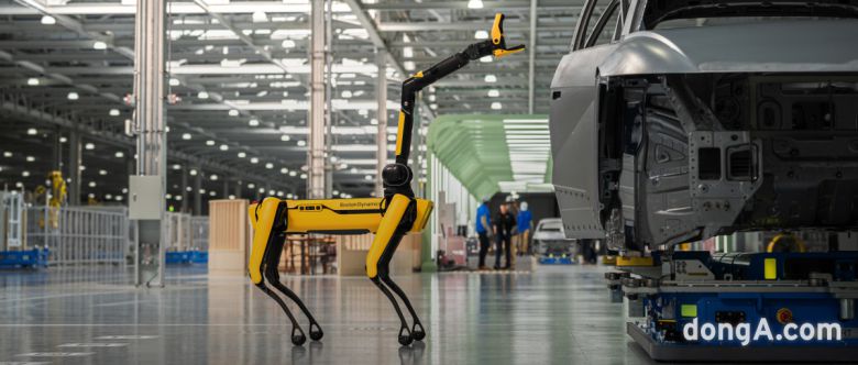 현대차그룹 미국 HMGMA에서 품질 검사용 로봇으로 운용 중인 보스턴다이내믹스 스팟