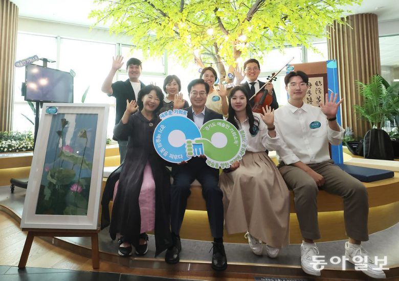 김동연 경기도지사가 2023년 예술인 기회소득 최초 수혜자 7명과 간담회를 가진 뒤 기념 촬영을 하고 있다. 경기도 제공