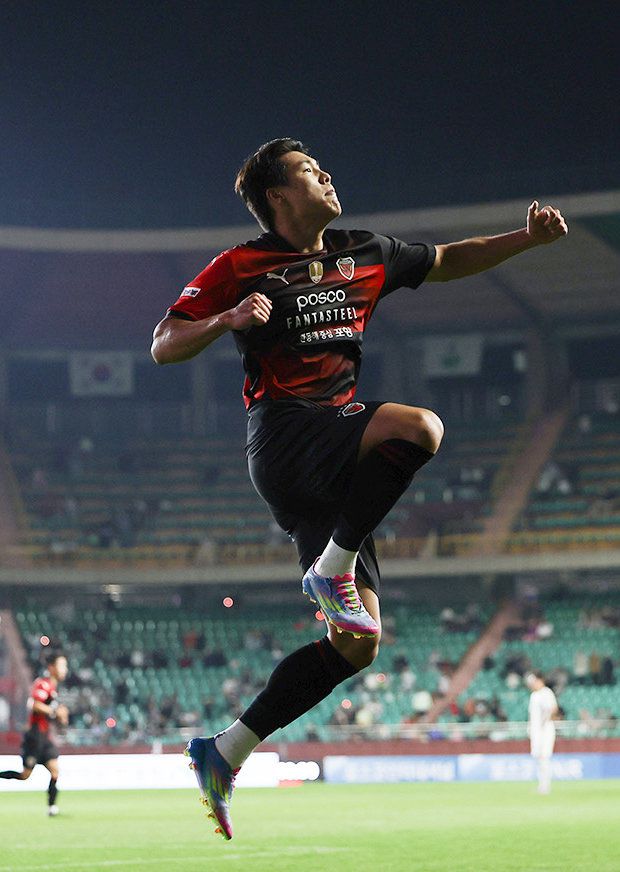 포항 공격수 이호재가 1일 강원과의 2025시즌 프로축구 K리그1(1부) 안방경기(2-1·포항 승)에서 득점한 뒤 펄쩍 뛰어오르며 세리머니를 하고 있다. 포항 제공