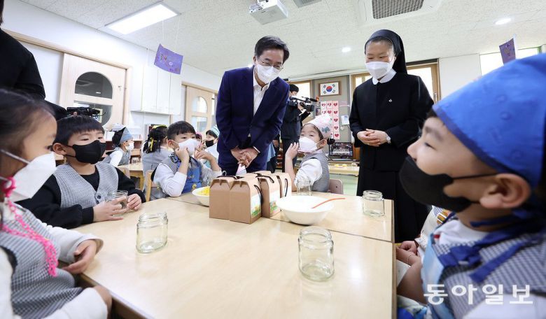 김동연 경기도지사가 2022년 11월 안산시 단원구 원곡동 시립대덕어린이집을 방문해 어린이들과 인사를 나누고 있다. 경기도 제공