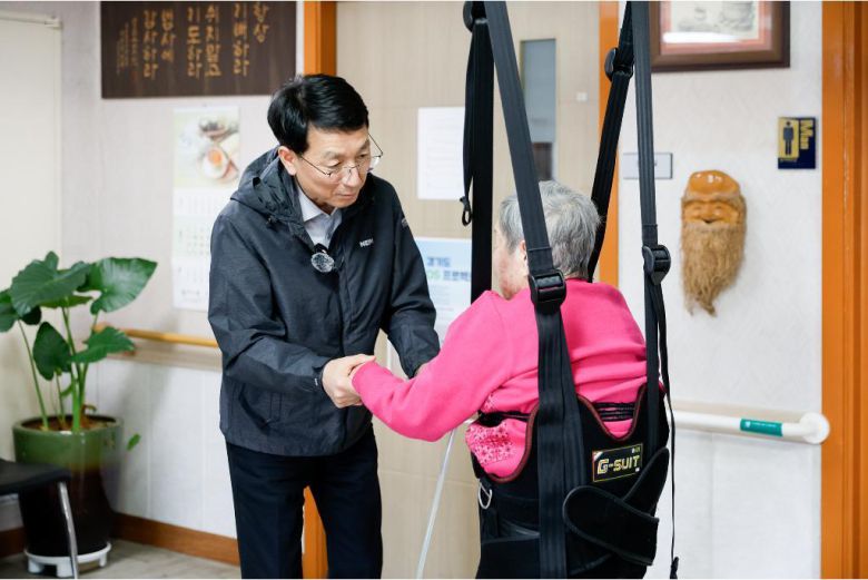 김성중 행정1부지사가 3월 화성노인전문요양원에 방문해 어르신 신체활동 보조 봉사 활동을 하고 있다. 경기도 제공