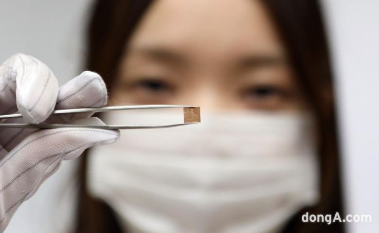 LG이노텍 직원이 코퍼포스트(Cu-Post) 기술을 적용한 RF-SiP 기판을 선보이고 있다.