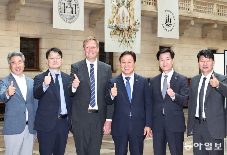 경남 밀양시가 지역 문화유산의 세계화와 향토 기업의 유럽 시장 진출을 위한 세일즈 외교에 나서고 있다. 사진은 16일(현지시간) 덴마크 코펜하겐시를 공식 방문한 밀양시·경남도 대표단의 모습. 왼쪽부터 박준 경남도의원, 이동렬 주덴마크 한국대사, 옌스 크리스챤 뤼킨 코펜하겐시 고용통합부시장, 박완수 경남도지사, 안병구 밀양시장, 박민원 국립창원대 총장. 경남도 제공