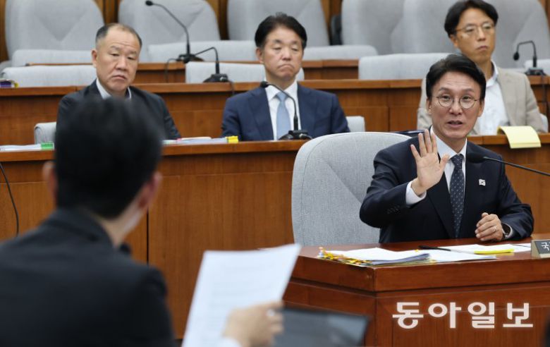 김민석 국무총리 후보자(오른쪽)가 24일 국회에서 열린 인사청문회에서 답변하고 있다. 김 후보자는 과거 불법 정치자금을 제공했던 강모 씨로부터 매달 450만 원의 미국 유학비용을 지원받았다는 의혹에 대해 “강 씨가 ‘배추 농사에 투자하면 학비에 도움이 될 수 있다’고 해 전세금을 빼서 (투자금으로) 줬다”고 해명했다. 장승윤 기자 tomato99@donga.com