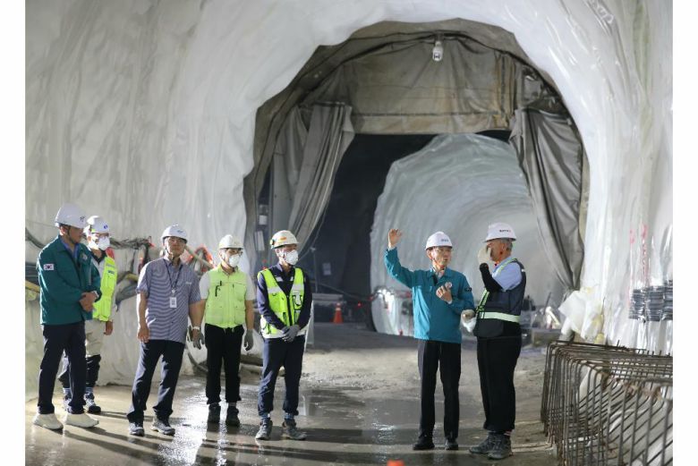 김성중 행정1부지사가 지난달 도봉산~옥정 광역철도(1공구) 양주 지반침하 우려 지하·토공사 현장을 방문해 안전대책 추진 사항을 점검하고 있다. 경기도 제공