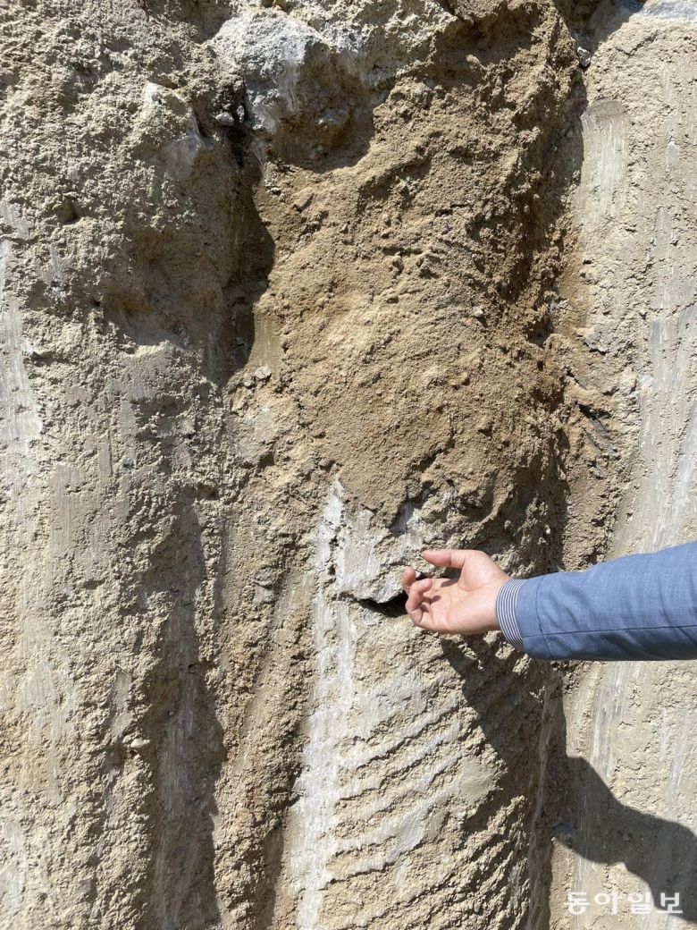 올해 4월 정부가 굴착공사 현장점검애 나선 서울의 한 지하차도 공사장 입구에 흙이 흘러내리는 것을 막기 위해 세워둔 콘크리트 기둥 표면에 튀어나온 부분 일부는 점검단이 손가락을 갖다 대자 부서졌다. 히어로콘텐츠팀