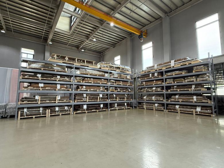 기와와 석재, 목재 부재가 순차적으로 들어와 경기 파주시 전통건축수리기술진흥재단 수장고에 보관돼 있다. 국가유산청 제공