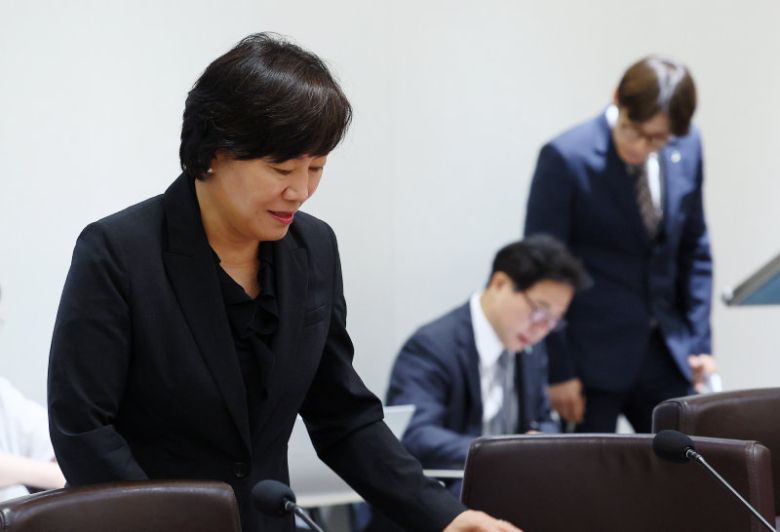 윤석열 정부 출신임에도 이례적으로 유임된 송미령 농림축산식품부 장관(왼쪽)이 24일 서울 용산 대통령실에서 열린 국무회의에 참석하고 있다. 대통령실사진기자단