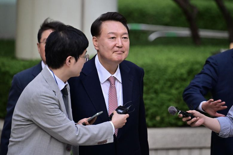 윤석열 전 대통령이 9일 오후 서울 서초구 중앙지방법원에서 열린 내란 우두머리 혐의, 직권남용 권리행사방해 혐의 사건 6차 공판을 마친 후 취재진의 질문을 받으며 법원을 나서고 있다. 2025.06.09. 서울=뉴시스