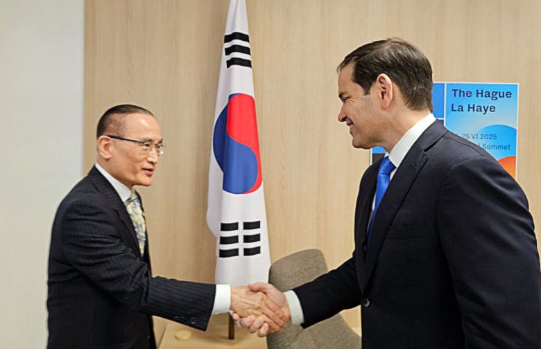 위성락 대통령실 국가안보실장이 25일(현지 시간) 네덜란드 헤이그에서 마크 루비오 미국 국무장관 겸 국가안보보좌관과 NATO 정상회의 계기 면담하고 있다. 대통령실 제공