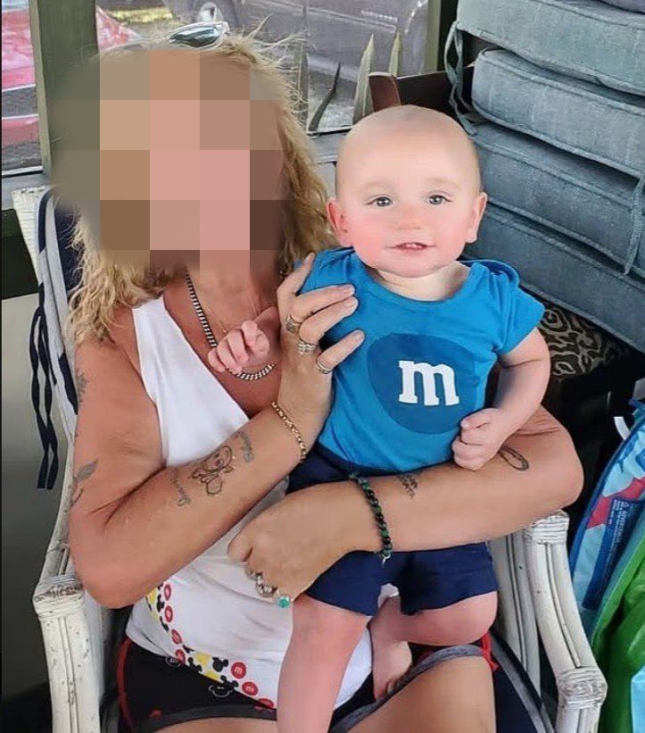 폭염 속 차량에 남겨졌던 18개월 아이. 전문가들은 “단 몇 분의 방심도 아이에겐 치명적”이라고 경고한다. SNS 갈무리