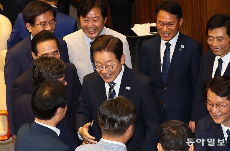 이재명 대통령이 26일 국회 본회의장에서 취임 후 첫 추가경정예산(추경) 시정연설을 마친 뒤 국민의힘 의원들과 악수를 하고 있다. 2025.6.26. 대통령실사진기자단/송은석 기자 silverstone@donga.com