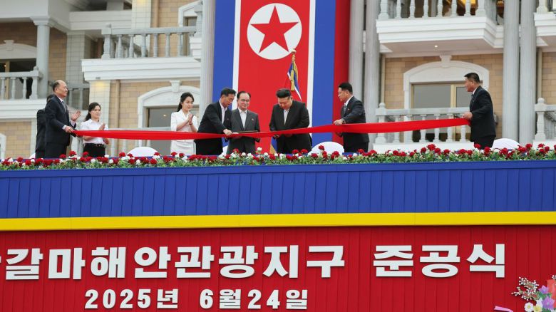 북한 노동당 기관지 노동신문은 26일 원산갈마해안관광지구 준공식이 24일에 진행됐다고 보도했다. 김정은 북한 국무위원장과 부인 리설주, 딸 주애가 행사에 참석했다. 평양 노동신문=뉴스1