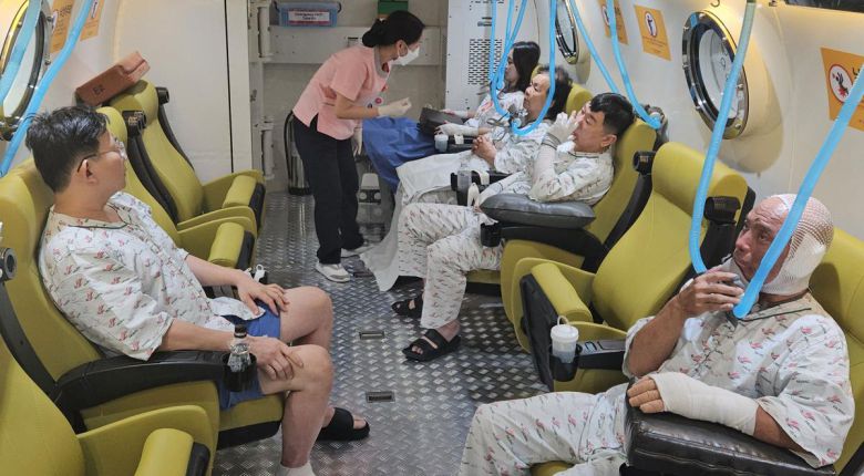 국내 최대 규모 25인용 체임버에 들어가 고압산소 치료를 받고 있는 환자들. 고압산소 치료는 웰빙 목적으로 사용되는 것으로 최근 알려졌지만 실은 화상 환자, 당뇨발이나 욕창 등 난치성 상처 회복을 촉진시키기 위해 주로 사용된다. 한림대 한강성심병원 제공