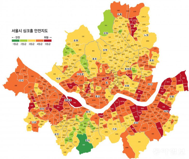 동아일보는 창간 100주년을 맞아 2020년부터 히어로콘텐츠를 선보이고 있습니다. 이번 히어로콘텐츠팀의 ‘크랙: 땅은 이미 경고를 보냈다’는 ‘서울시 싱크홀 안전지도’를 자체 제작, 공개하고 국토교통부 서울시 부산시 등 정부와 지방자치단체가 보유한 싱크홀 자료의 문제점을 파헤쳤습니다.