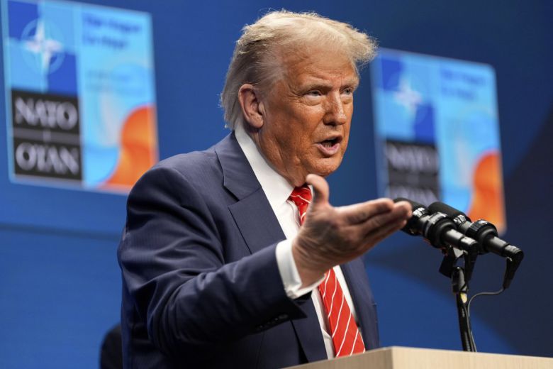 도널드 트럼프 미국 대통령이 25일(현지 시간) 네덜란드 헤이그에서 열린 북대서양조약기구(나토) 정상회의에 참석한 뒤 기자회견하고 있다. 트럼프 대통령은 이란이 더는 핵 개발에 나서지 않을 것이며, 내주 이란과 회담할 예정이라고 밝혔다. 2025.06.26 헤이그=AP 뉴시스