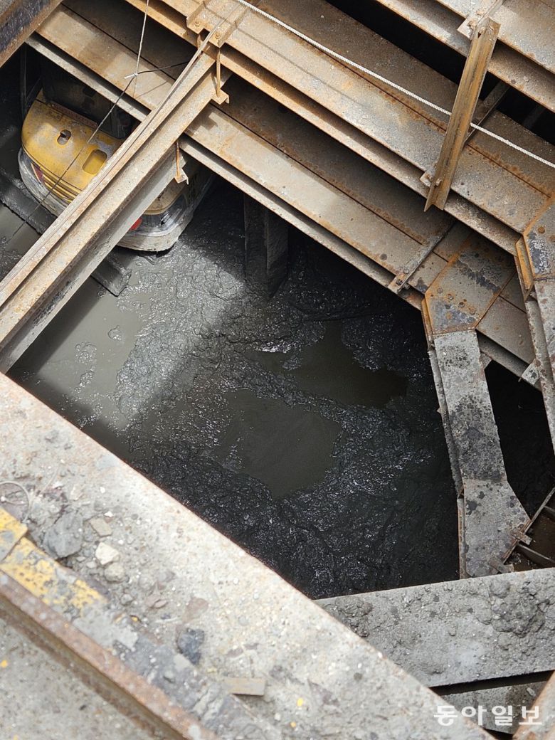 지난달 20일 오전, 부산 사상구 ‘사상~하단선’ 지하철 2공구 굴착공사 현장 바닥에 물이 흥건히 들어차 있다. 히어로콘텐츠팀