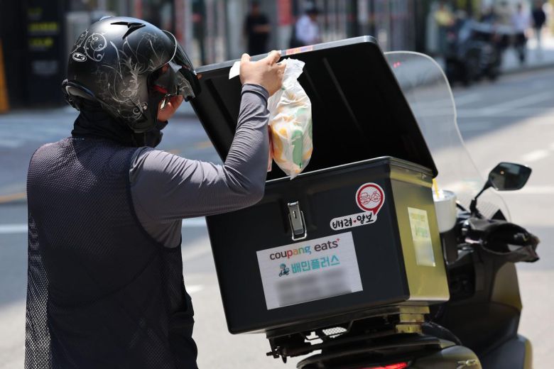 19일 서울 시내 식당가에서 배달라이더들이 음식을 배달하고 있다.  2025.06.19 뉴시스