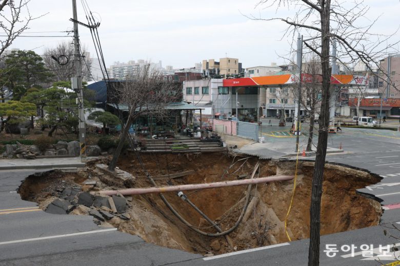 올 3월 24일 서울 강동구 명일2동에서 대형 싱크홀이 발생해 30대 오토바이 운전자 1명이 사망했다. 동아일보DB