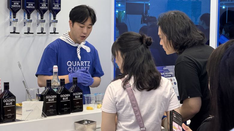 골든블루는 부스에서 관람객의 취향에 따라 하이볼을 추천해주는 ‘마이 블루 테스트(MY BLUE TEST)’ 행사를 운영했다. 윤우열 기자 cloudancer@donga.com