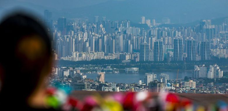 27일 서울 중구 남산에서 서울시내 아파트가 보이고 있다. 정부가 오는 28일부터 수도권·규제지역 내 주택담보대출(주담대) 최대한도를 6억원으로 제한한다. 뉴시스