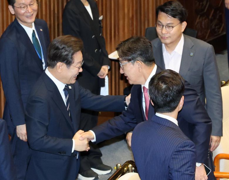 이재명 대통령이 26일 국회 본회의장에서 시정연설을 마친 후 권성동 의원을 비롯한 국민의힘 의원들과 악수하고 있다. 2025.6.26 사진공동취재단