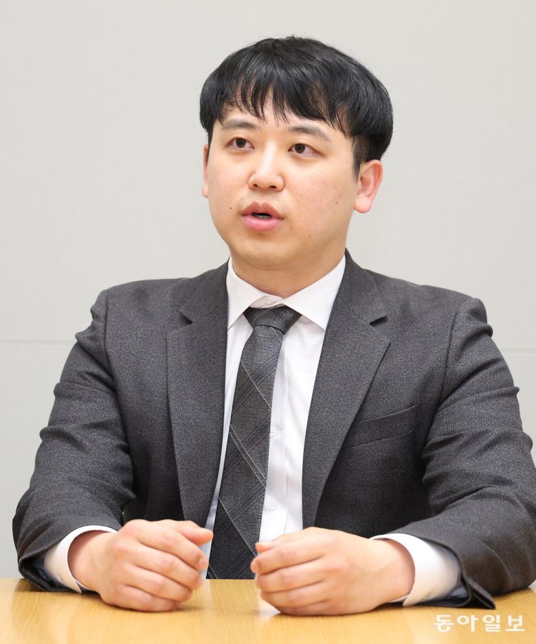 전공의(인턴, 레지던트) 단체의 새 대표로 선출된 한성존 대한전공의협의회 비상대책위원장. 선출 직후 그는 본보와의 인터뷰에서 “모든 논의의 과정과 결정을 전공의들과 투명하게 공유하겠다”고 밝혔다. 송은석 기자 silverstone@donga.com