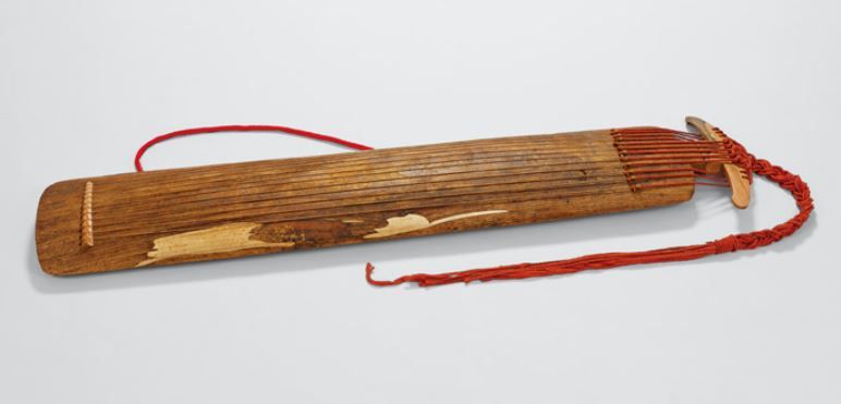 일본 쇼소인 소장품 가운데 대표적인 한반도계 보물로 꼽히는 ‘신라 금(琴)’. 신라에서 유래된 악기로 추정된다. 국립경주박물관 제공