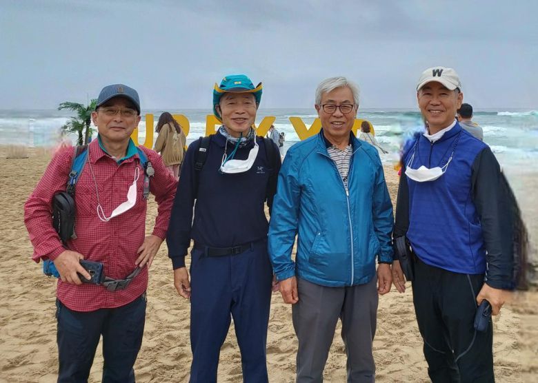 서울 휘문고 60회 동기동창 임정국 정태성 최동주 김익원 씨(왼쪽부터)가 강원 양양에서 포즈를 취했다. 정태성 씨 제공.