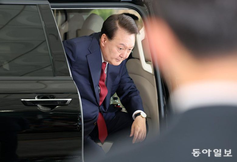 윤석열 전 대통령이 28일 오전 대면 조사를 받기 위해 서울 서초구 서울고검에 마련된 내란특검 사무실로 출석하고 있다. 송은석 기자 silverstone@donga.com