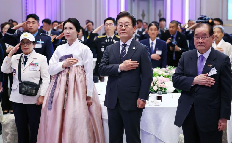 이재명 대통령과 김혜경 여사가 이종찬 광복회장(앞줄 오른쪽)과 함께 27일 청와대 영빈관에서 열린 ‘호국보훈의 달, 대통령의 초대’ 행사에서 국기에 경례하고 있다. 이 대통령은 “오늘 이 자리는 도전과 응전의 대한민국 현대사가 애국의 이름으로 한데 모인 뜻깊은 자리”라며 유공자들의 희생에 경의를 표했다. 대통령실사진기자단