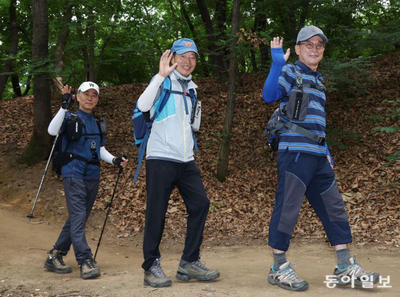 서울 휘문고 60회 동기동창 김익원 정태성 임정국 씨(왼쪽부터)가 서울 대모산을 즐겁게 오르고 있다. 신원건 기자 laputa@donga.com