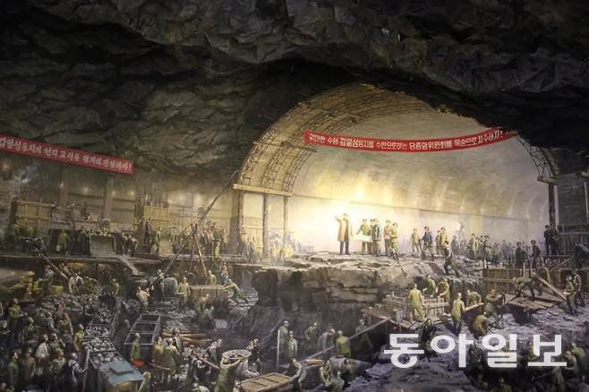 평양 지하철 건설을 주제로 한 김일성 선전화. 군인들이 인력으로 바위를 제거하고 있다. 동아일보 DB