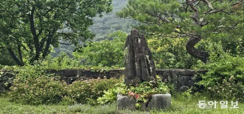 우리 들꽃과 석물이 어우러진 희원. 용인=김선미 기자 kimsunmi@donga.com