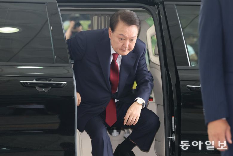 윤석열 전 대통령이 28일 오전 대면 조사를 받기 위해 서울 서초구 서울고검에 마련된 내란특검 사무실로 출석하고 있다. 송은석 기자 silverstone@donga.com