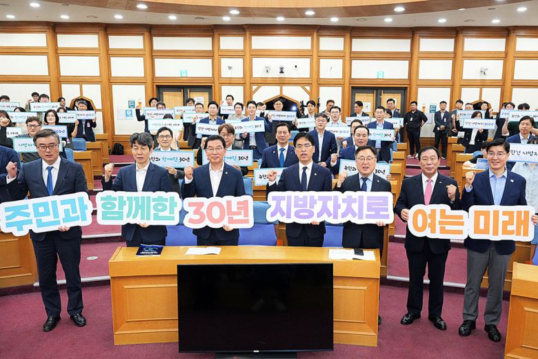 김민재 행정안전부 장관 직무대행이 27일 서울 여의도 국회 의원회관에서 열린 민선 지방자치 30주년 기념 국회토론회에 참석해 신정훈 국회 행정안전위원장 등 참석자들과 세리머니를 하고 있다. 행정안전부 제공