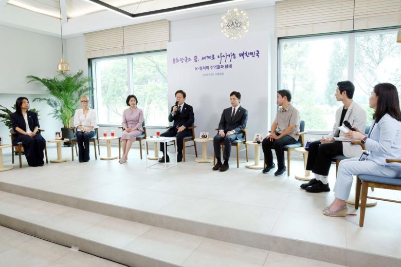 이재명 대통령이 30일 서울 용산 대통령실 파인그라스에서 열린 문화예술계 수상자 간담회에서 발언하고 있다. 뉴시스