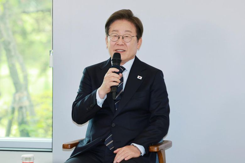 이재명 대통령이 30일 서울 용산 대통령실 파인그라스에서 열린 문화예술계 수상자 간담회에서 발언하고 있다. 뉴시스