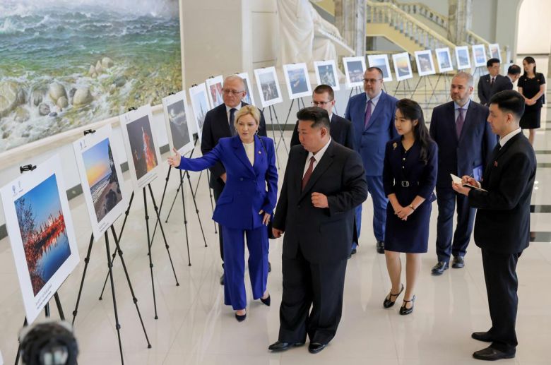 북한 노동당 기관지 노동신문은 30일 북러조약 체결 1주년을 맞아 김정은 북한 노동당 총비서가 올가 류비모바 러시아 문화상을 졉견하고 예술 공연을 관람했다고 보도했다. (평양 노동신문=뉴스1)