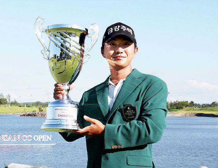 옥태훈이 29일 한국프로골프(KPGA)투어 군산CC 오픈에서 정상에 오른 뒤 우승 재킷을 입고 트로피를 들었다. 22일 KPGA 선수권대회에 이어 2주 연속 우승이다. KPGA 제공