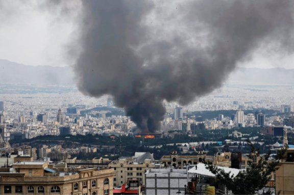 6월 16일(이하 현지 시간) 이스라엘의 공습으로 이란 테헤란 시내에서 연기가 피어오르고 있다. GETTYIMAGES