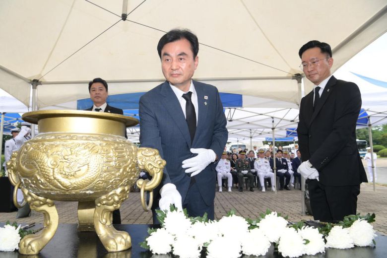 안규백 국방부 장관 후보자(더불어민주당 의원)가 지난달 29일 경기 평택시 해군2함대사령부에서 거행된 제2연평해전 승전 23주년 기념식에서 전승비에 헌화하고 있다. 해군 제공