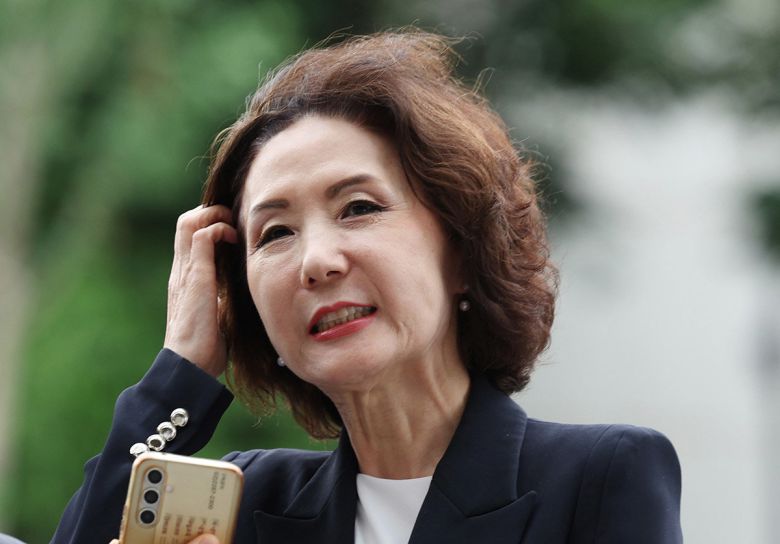 이진숙 사회부총리 겸 교육부 장관 후보자가 30일 오전 서울 여의도 한국교육시설안전원에 마련된 인사청문회 준비 사무실로 출근하던 중 취재진 질문에 답하고 있다. 2025.06.30 서울=뉴시스